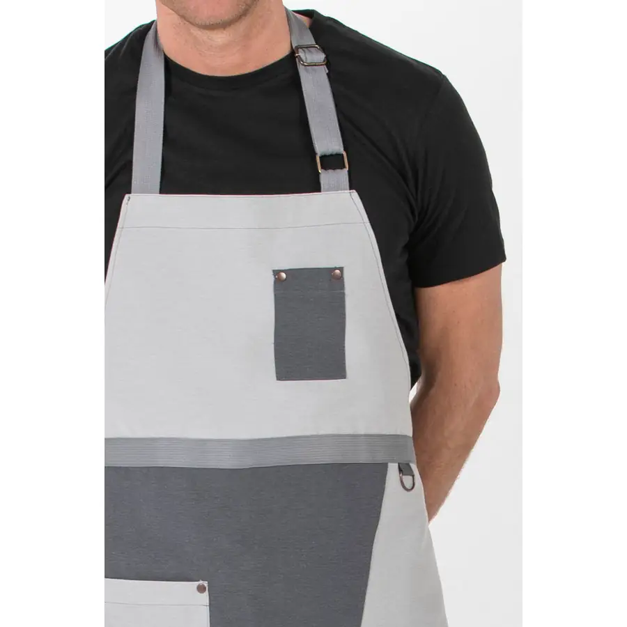 Delantal peto Dyneke 8129388 gris bicolor 3 Delantal peto gris asimétrico Dyneke 8129388: detalle del peto y bolsillo de pecho.