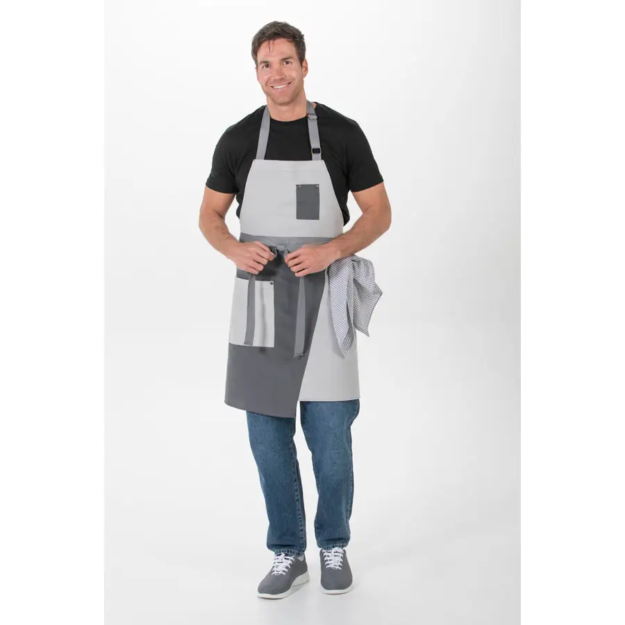 Delantal peto Dyneke 8129388 gris bicolor 4 Delantal peto gris asimétrico Dyneke 8129388: vista de cuerpo entero con modelo.