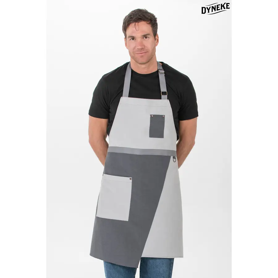 Delantal peto Dyneke 8129388 gris bicolor 1 Delantal peto gris asimétrico Dyneke 8129388: vista frontal con modelo.