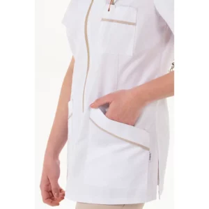Chaqueta m/corta cuello mao beig pespuntes Dyneke 8153569: detalle del bolsillo lateral con ribete.