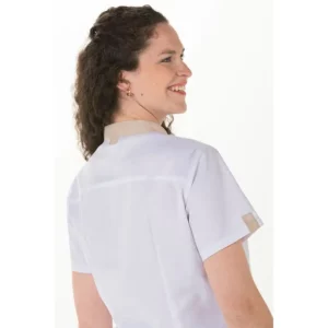 Chaqueta m/corta cuello mao beig pespuntes Dyneke 8153569: vista trasera con modelo.