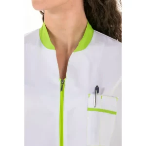 Chaqueta m/corta cuello mao pistacho pespuntes Dyneke 8153887: detalle del cuello, cremallera y bolsillo de pecho.