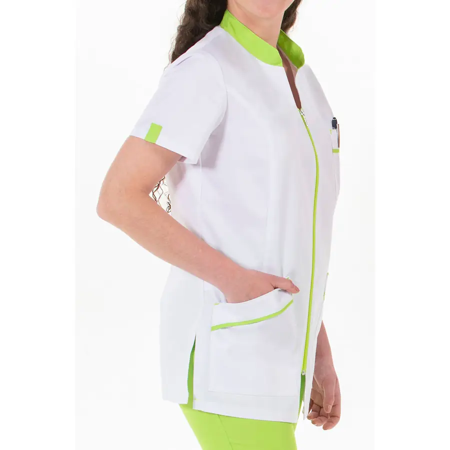 Casaca Dyneke 8153887 mujer blanca pistacho cuello mao 2 Chaqueta m/corta cuello mao pistacho pespuntes Dyneke 8153887: vista lateral con mano en el bolsillo.