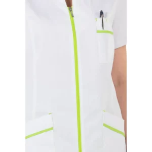 Chaqueta m/corta cuello mao pistacho pespuntes Dyneke 8153887: detalle del cierre y bolsillos con contraste verde.