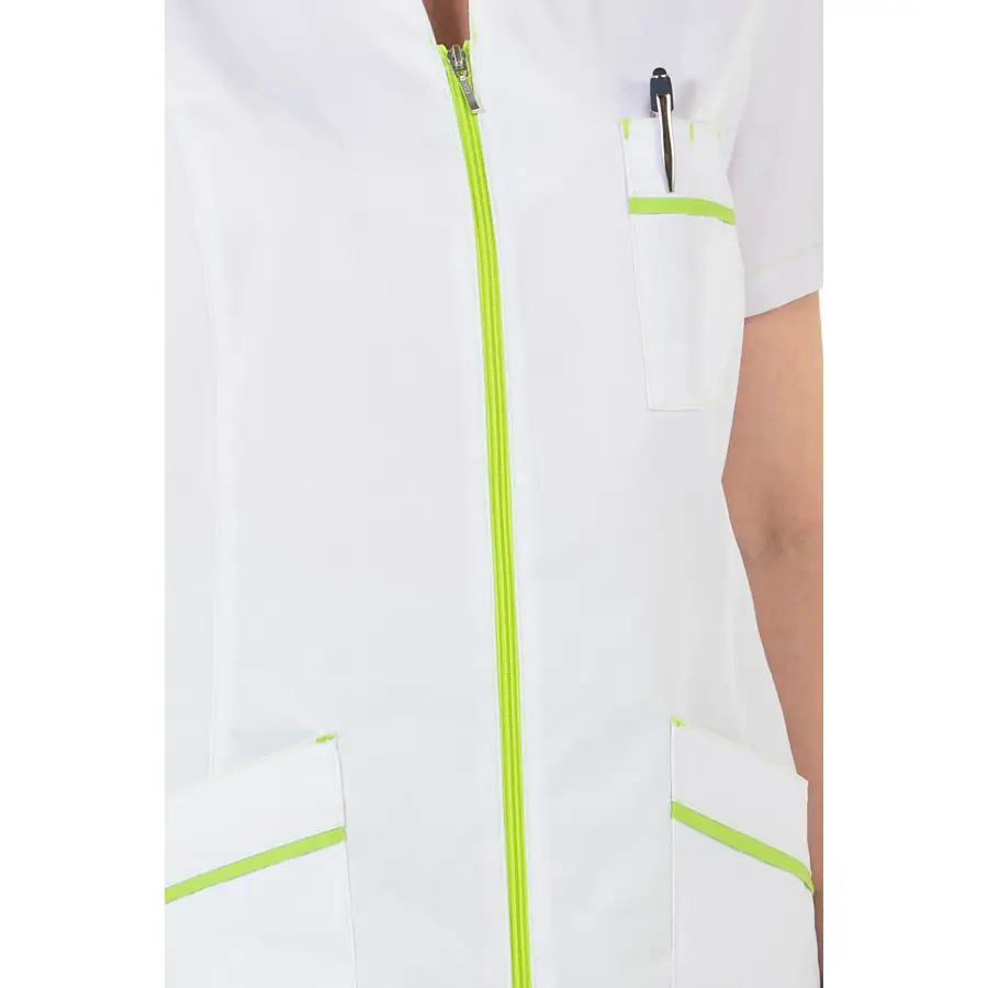 Casaca Dyneke 8153887 mujer blanca pistacho cuello mao 4 Chaqueta m/corta cuello mao pistacho pespuntes Dyneke 8153887: detalle del cierre y bolsillos con contraste verde.