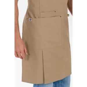 Delantal peto unisex beige bolsillos Dyneke 8164459: detalle de los bolsillos del delantal.