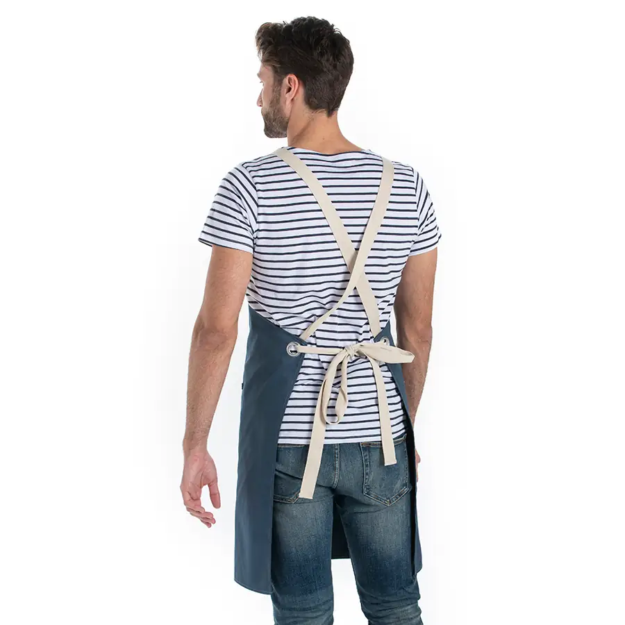 Delantal peto Dyneke 8164466 azul petróleo 2 Delantal peto unisex bolsillos azul petróleo Dyneke 8164466: vista trasera del delantal con tirantes cruzados.