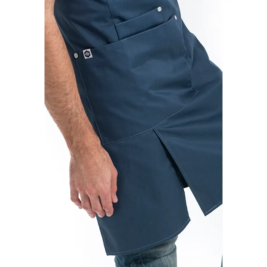 Delantal peto Dyneke 8164466 azul petróleo 3 Delantal peto unisex bolsillos azul petróleo Dyneke 8164466: detalle del bolsillo y abertura del delantal.