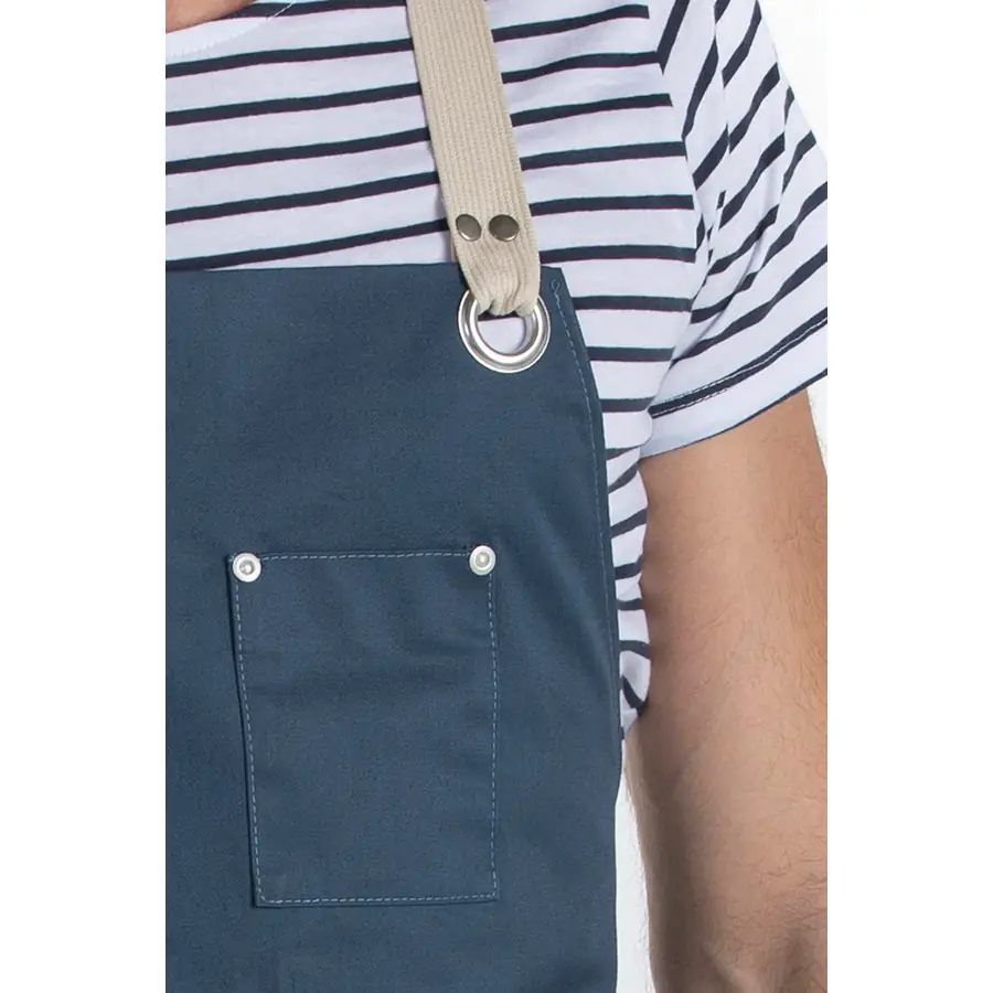 Delantal peto Dyneke 8164466 azul petróleo 4 Delantal peto unisex bolsillos azul petróleo Dyneke 8164466: detalle del peto, bolsillo y anilla del tirante.