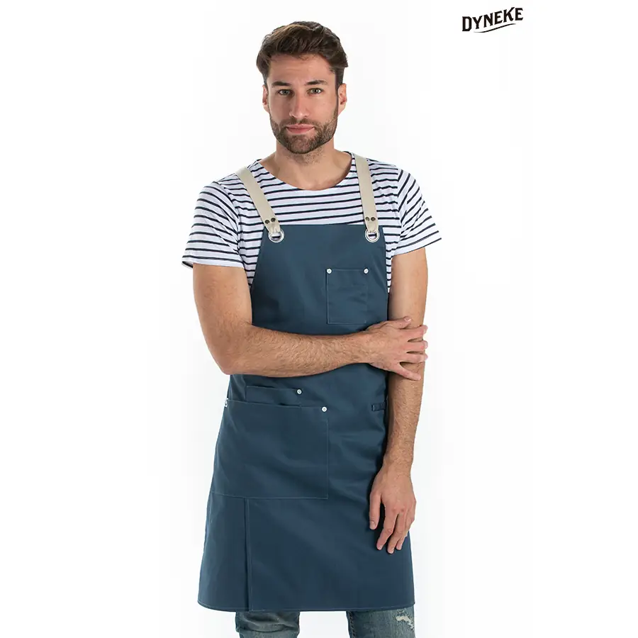 Delantal peto Dyneke 8164466 azul petróleo 1 Delantal peto unisex bolsillos azul petróleo Dyneke 8164466: vista frontal con modelo.