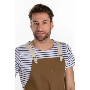 Delantal peto unisex bolsillos marrón Dyneke 8164467: detalle del peto y tirantes con modelo.