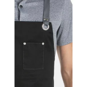 Delantal peto unisex bolsillos negro Dyneke 8164468: detalle del peto, bolsillo y anilla del tirante.