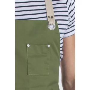 Delantal peto unisex bolsillos verde militar Dyneke 8164469: detalle del peto, bolsillo y anilla del tirante.