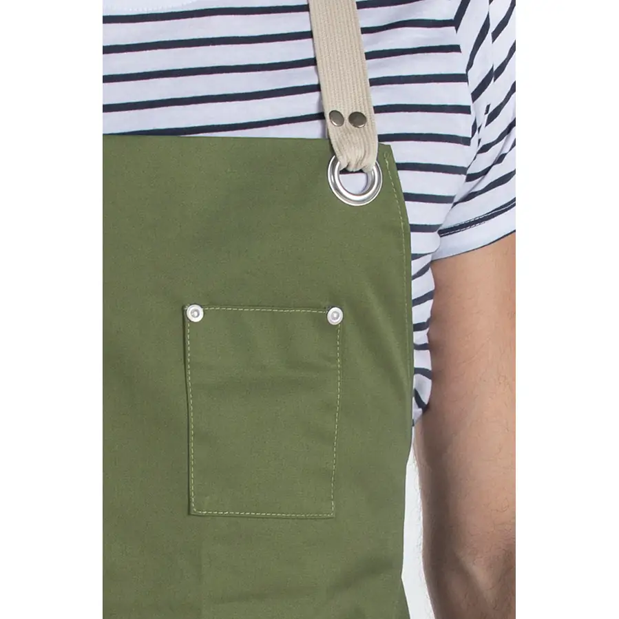 Delantal peto Dyneke 8164469 verde militar 3 Delantal peto unisex bolsillos verde militar Dyneke 8164469: detalle del peto, bolsillo y anilla del tirante.
