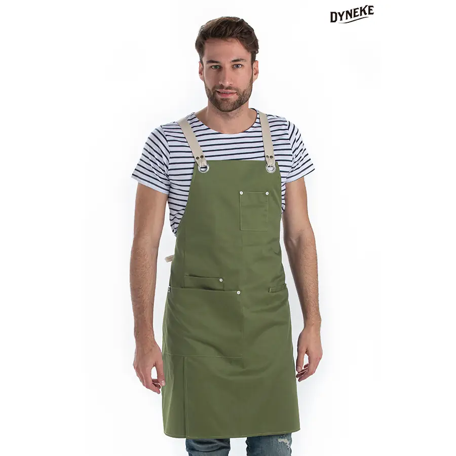 Delantal peto Dyneke 8164469 verde militar 1 Delantal peto unisex bolsillos verde militar Dyneke 8164469: vista frontal con modelo.