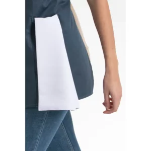 Delantal peto chica bolsillos azul petróleo Dyneke 8165466: detalle del lateral con paño colgado.
