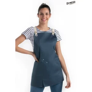Delantal peto chica bolsillos azul petróleo Dyneke 8165466: vista frontal con modelo.