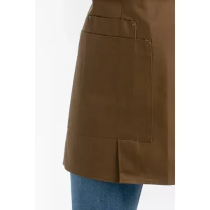 Delantal peto chica bolsillos marrón Dyneke 8165467: detalle de los bolsillos del delantal.