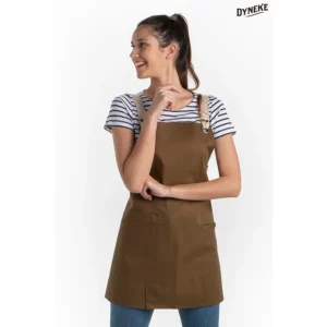 Delantal peto chica bolsillos marrón Dyneke 8165467: vista frontal con modelo.