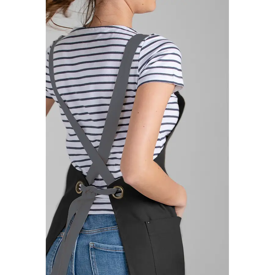 Delantal peto Dyneke 8165468 de mujer negro 2 Delantal peto chica bolsillos negro Dyneke 8165468: detalle de los tirantes cruzados y ajuste trasero.