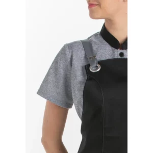 Delantal peto chica bolsillos negro Dyneke 8165468: detalle del peto y anilla del tirante.