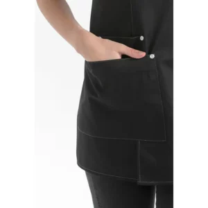 Delantal peto chica bolsillos negro Dyneke 8165468: detalle del bolsillo delantero.