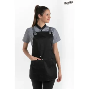 Delantal peto chica bolsillos negro Dyneke 8165468: vista frontal con modelo.