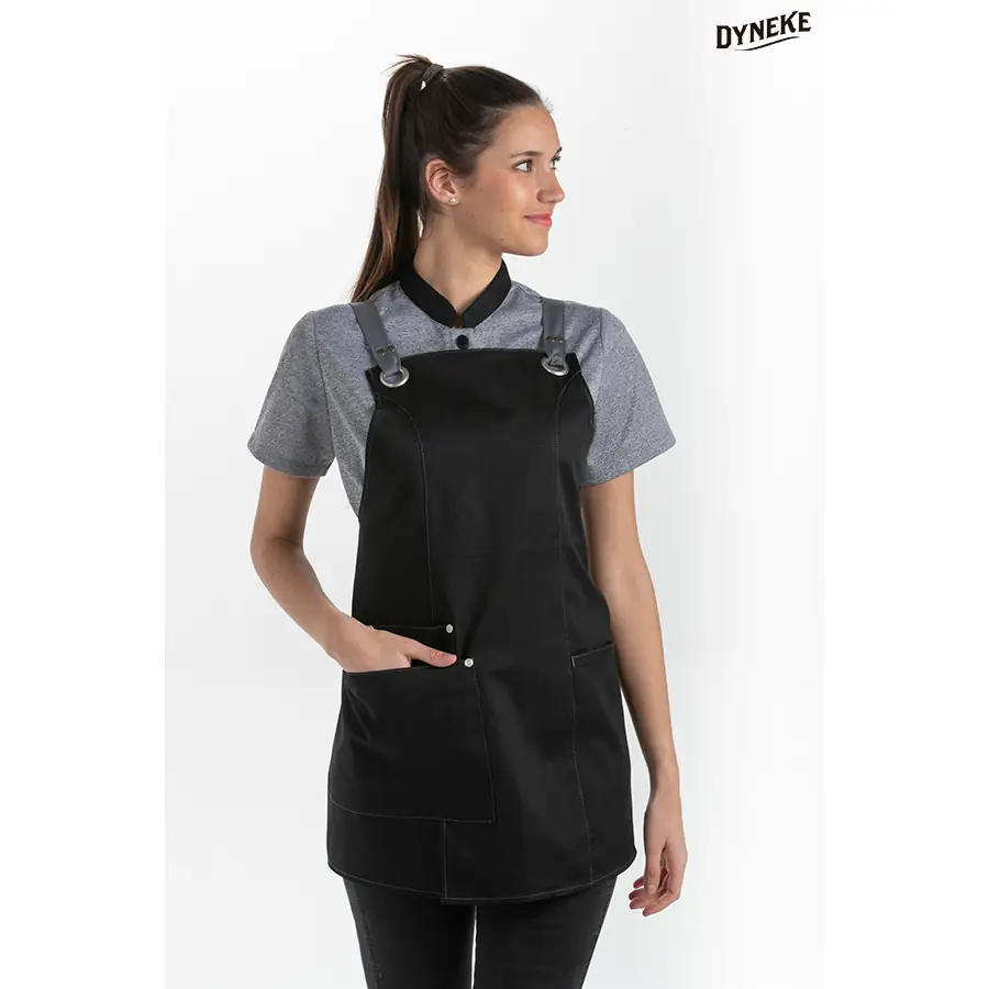 Delantal peto Dyneke 8165468 de mujer negro 1 Delantal peto chica bolsillos negro Dyneke 8165468: vista frontal con modelo.