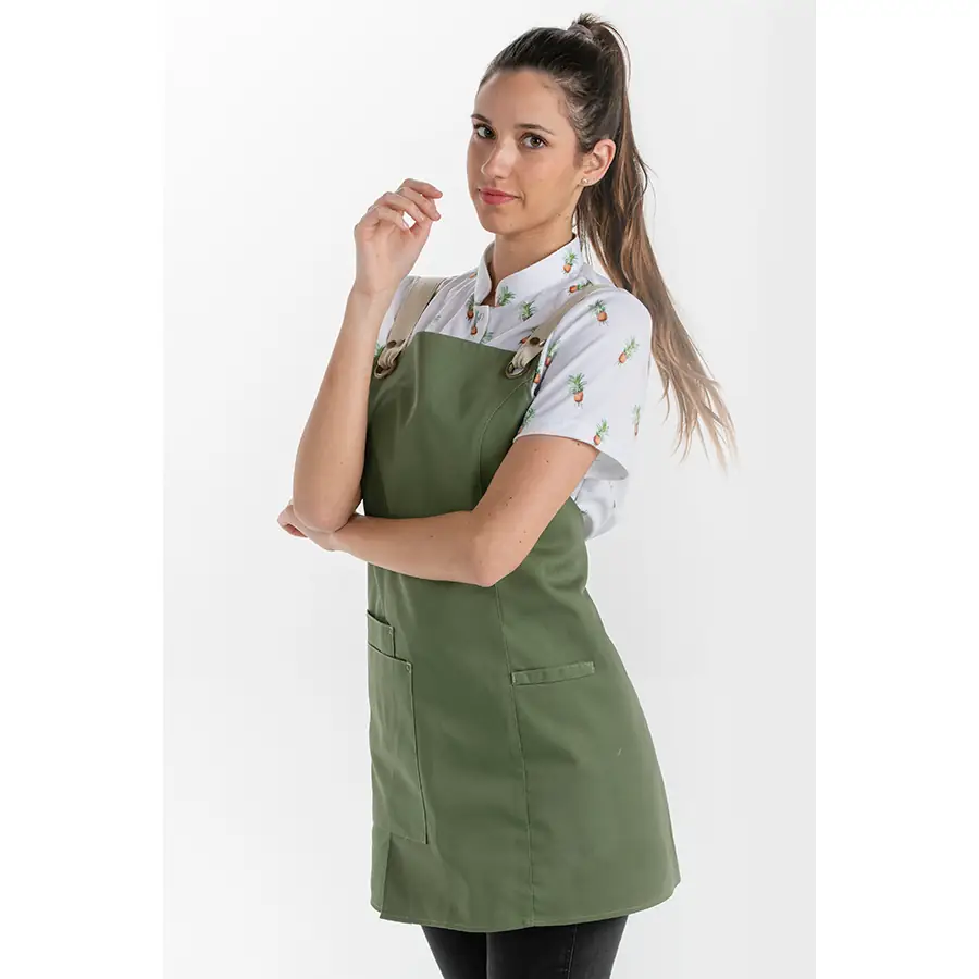 Delantal peto Dyneke 8165469 de mujer verde 2 Delantal peto chica bolsillos verde Dyneke 8165469: vista lateral con modelo.