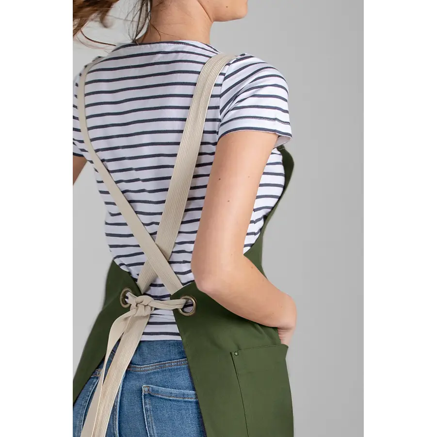 Delantal peto Dyneke 8165469 de mujer verde 4 Delantal peto chica bolsillos verde Dyneke 8165469: detalle de los tirantes cruzados y ajuste trasero.