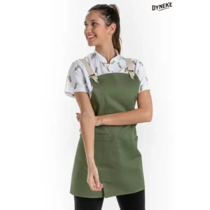 Delantal peto chica bolsillos verde Dyneke 8165469: vista frontal con modelo.