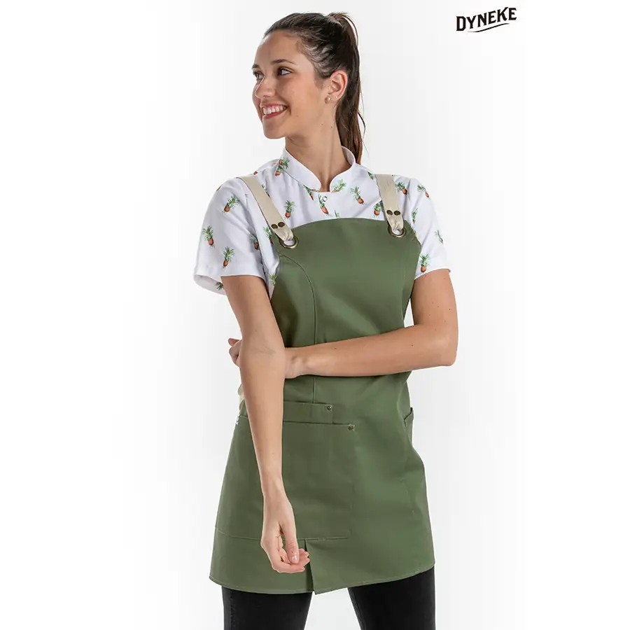 Delantal peto Dyneke 8165469 de mujer verde 1 Delantal peto chica bolsillos verde Dyneke 8165469: vista frontal con modelo.