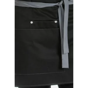 Delantal corto negro bolsillos Dyneke 8166468: detalle de la cinta y bolsillos del delantal.
