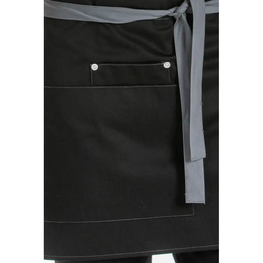 Delantal corto Dyneke 8166468 negro 3 Delantal corto negro bolsillos Dyneke 8166468: detalle de la cinta y bolsillos del delantal.