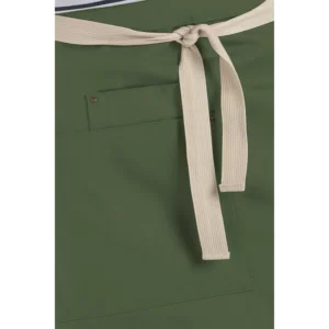Delantal corto verde bolsillos Dyneke 8166469: detalle de la cinta y bolsillos del delantal.
