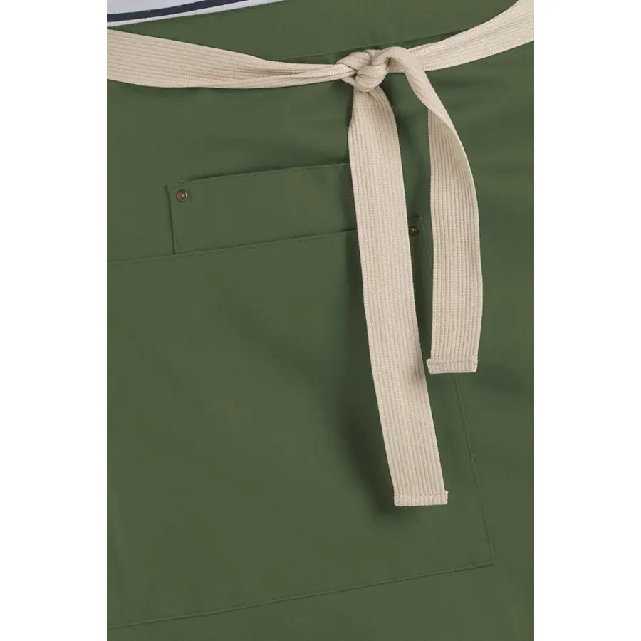 Delantal corto Dyneke 8166469 verde militar 2 Delantal corto verde bolsillos Dyneke 8166469: detalle de la cinta y bolsillos del delantal.