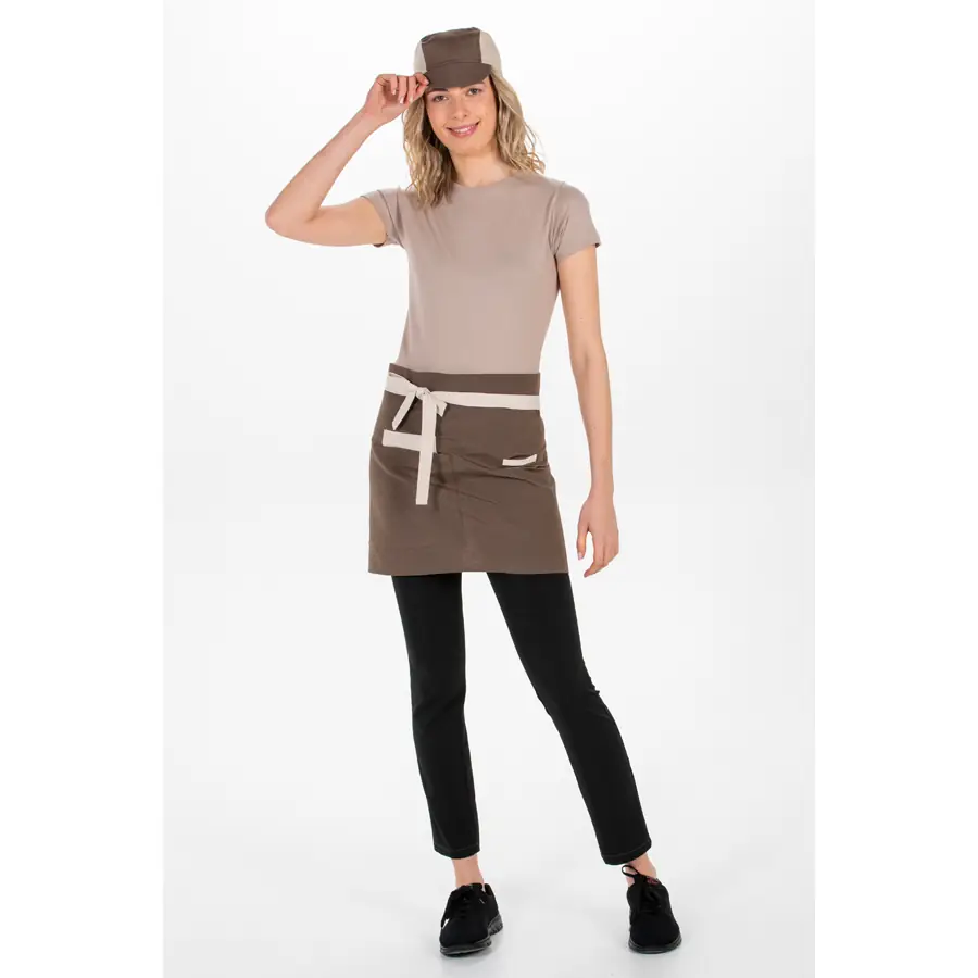 Delantal corto Dyneke 8167381 marrón/beige 3 Delantal corto loneta marrón Dyneke 8167381: vista de cuerpo entero con modelo.