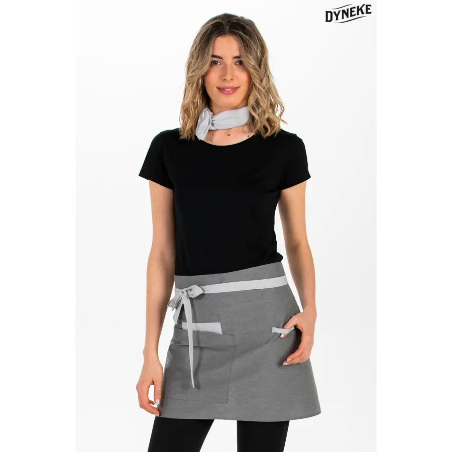 Delantal corto Dyneke 8167382 gris bicolor 1 Delantal corto loneta gris Dyneke 8167382: vista frontal con modelo.