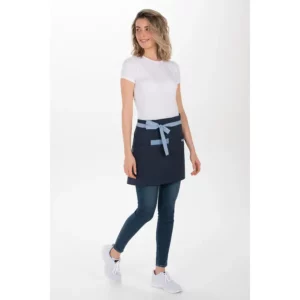 Delantal corto loneta azul marino Dyneke 8167384: vista de cuerpo entero con modelo.