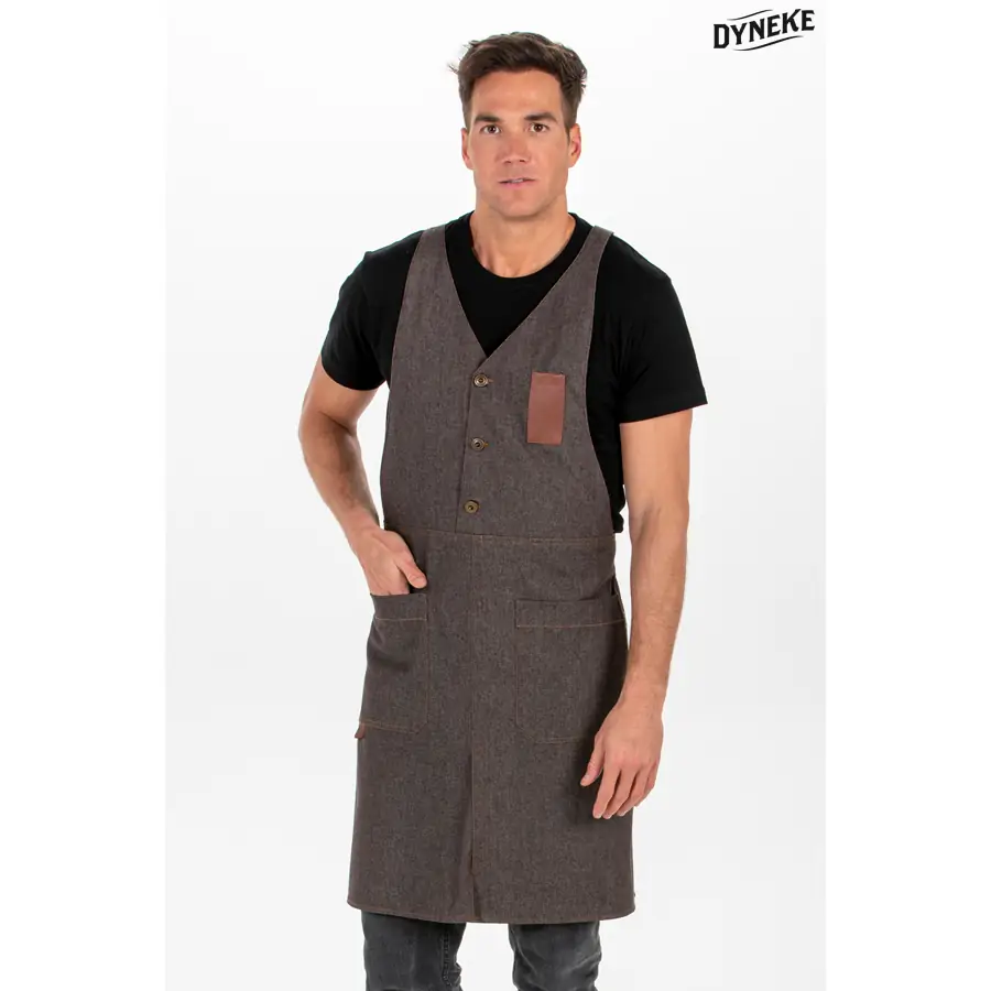 Delantal chaleco Dyneke 8168448 tejano marrón 1 Delantal chaleco tejano marrón Dyneke 8168448: vista frontal con modelo.