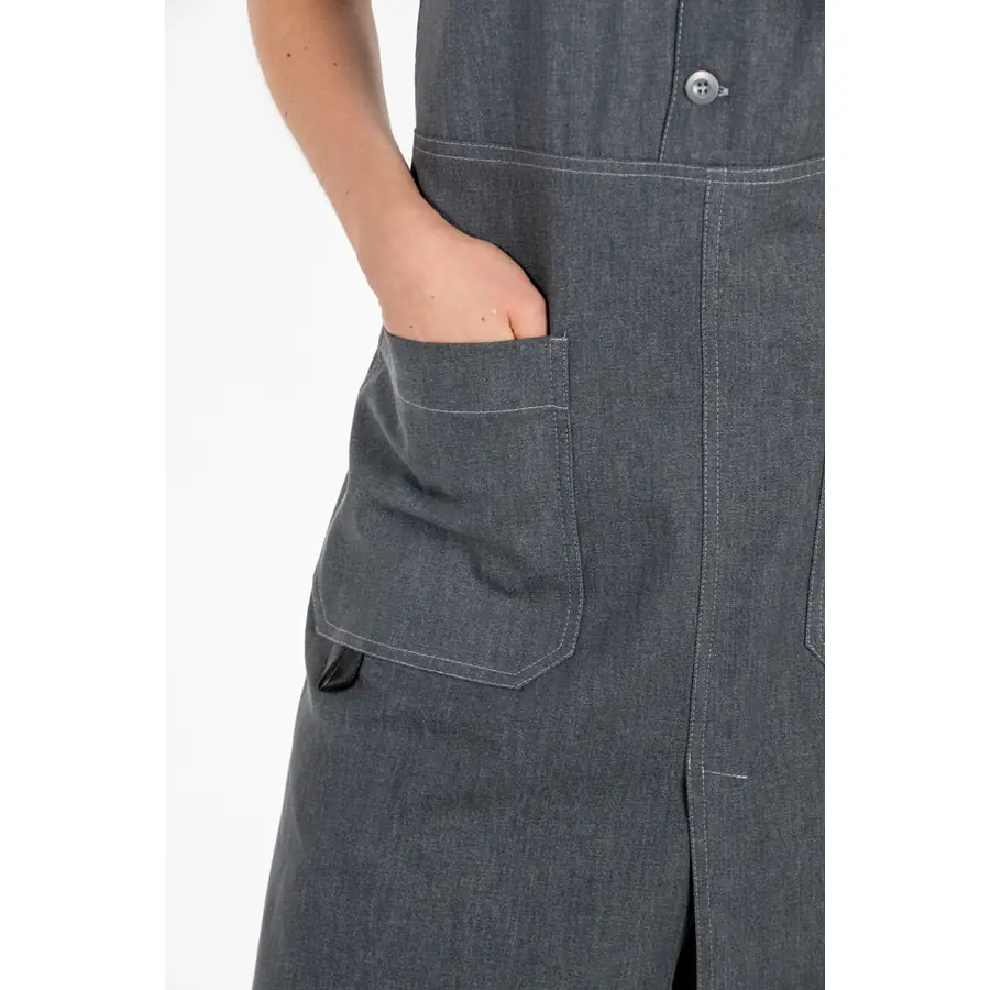Delantal chaleco Dyneke 8168449 tejano gris 3 Delantal chaleco tejano gris Dyneke 8168449: detalle del bolsillo y abertura del delantal.