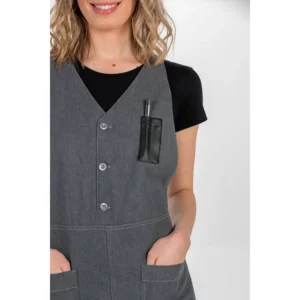 Delantal chaleco tejano gris Dyneke 8168449: detalle del peto, botones y bolsillos con modelo.
