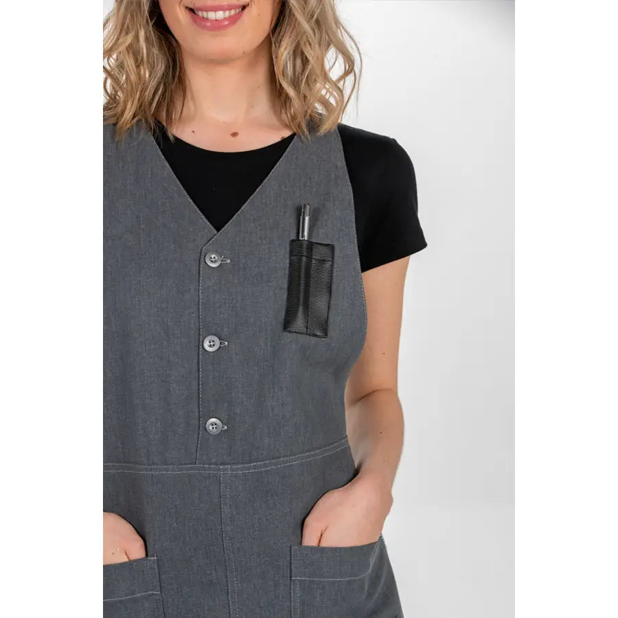 Delantal chaleco Dyneke 8168449 tejano gris 4 Delantal chaleco tejano gris Dyneke 8168449: detalle del peto, botones y bolsillos con modelo.