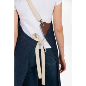 Delantal peto pico algodón azul tejano Dyneke 8169447: detalle del tirante y lazada trasera.