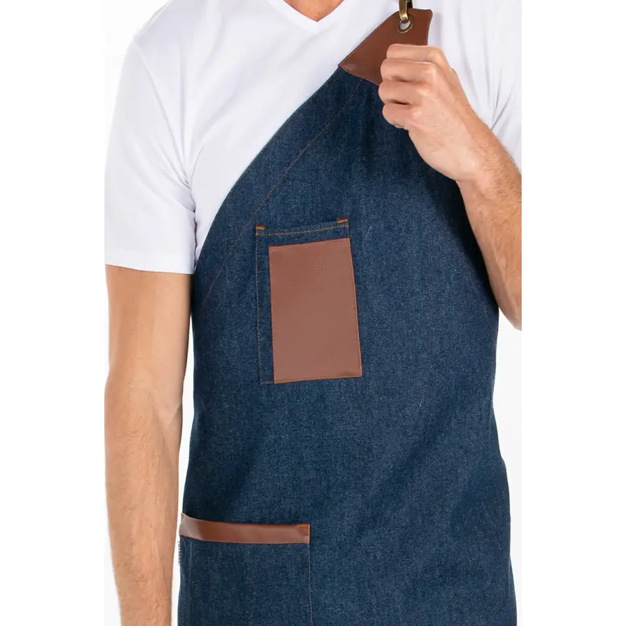 Delantal peto Dyneke 8169447 tejano azul 4 Delantal peto pico algodón azul tejano Dyneke 8169447: detalle del peto y bolsillo de pecho.