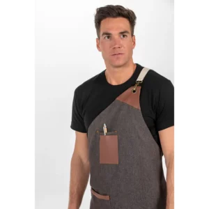 Delantal peto pico algodón marrón tejano Dyneke 8169448: detalle del peto y tirante con modelo.