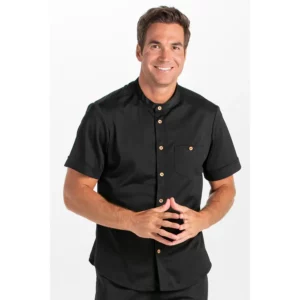 Camisa negra punto granito botón madera Dyneke 8172111: vista frontal con modelo.