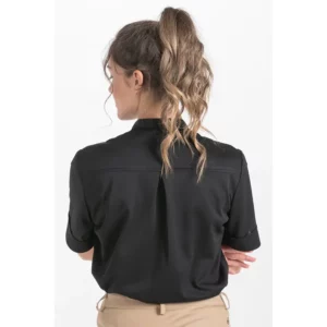 Camisa negra punto granito botón madera Dyneke 8172111: vista trasera de la camisa con modelo.