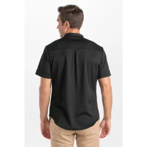 Camisa negra punto granito botón madera Dyneke 8172111: vista trasera de la camisa con modelo.