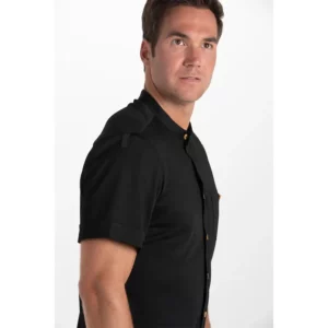 Camisa negra punto granito botón madera Dyneke 8172111: vista lateral de la camisa con modelo.